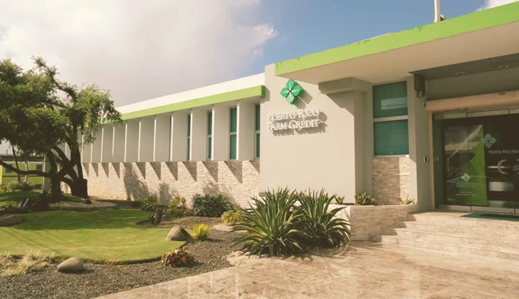 Fachada moderna de la oficina principal de Puerto Rico Farm Credit, representando el compromiso y liderazgo institucional.